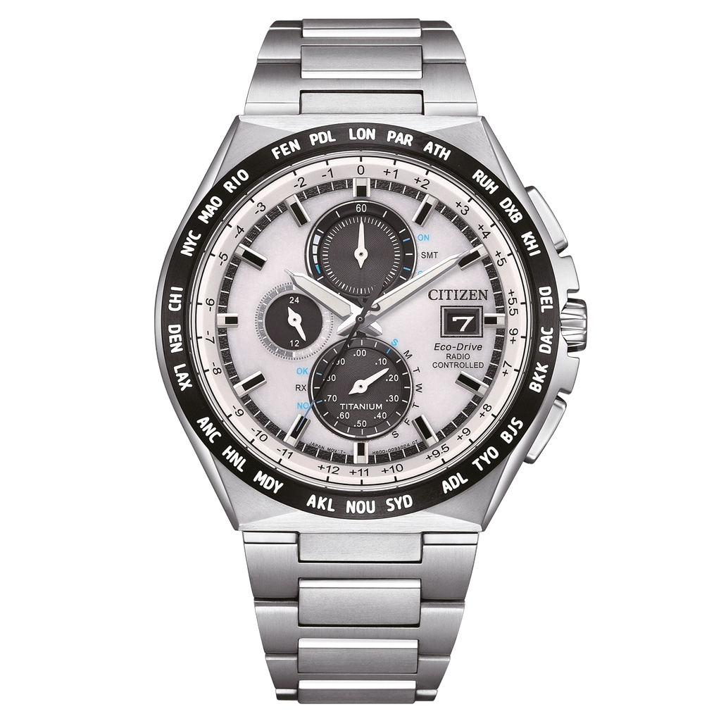 Montre Citizen en argent avec cadran blanc et indications de villes du monde.