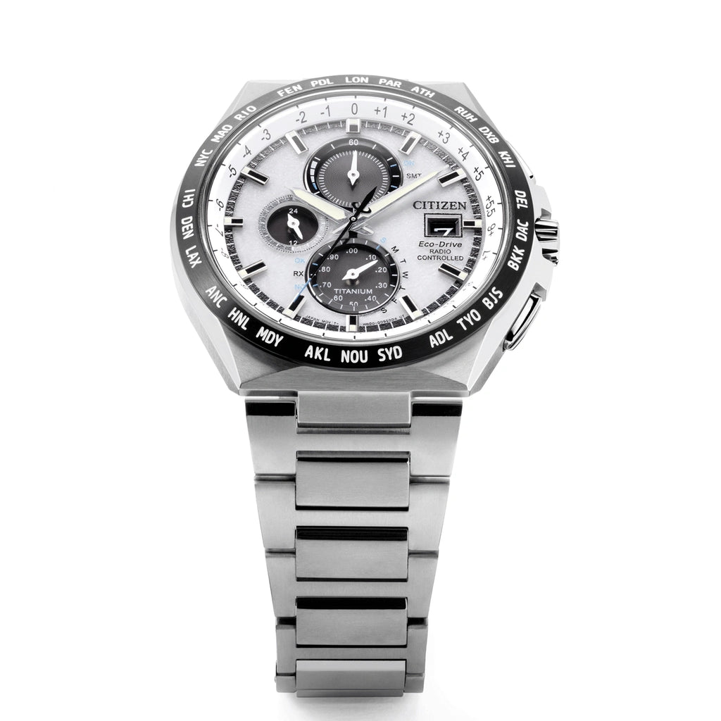 Une montre Citizen Eco-Drive en titane avec bracelet métallique.