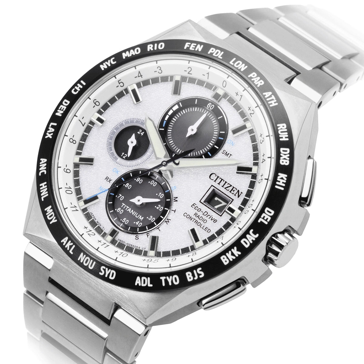 Une montre Citizen Eco-Drive radio-commandée en gros plan, affichant l'heure et les fuseaux horaires.