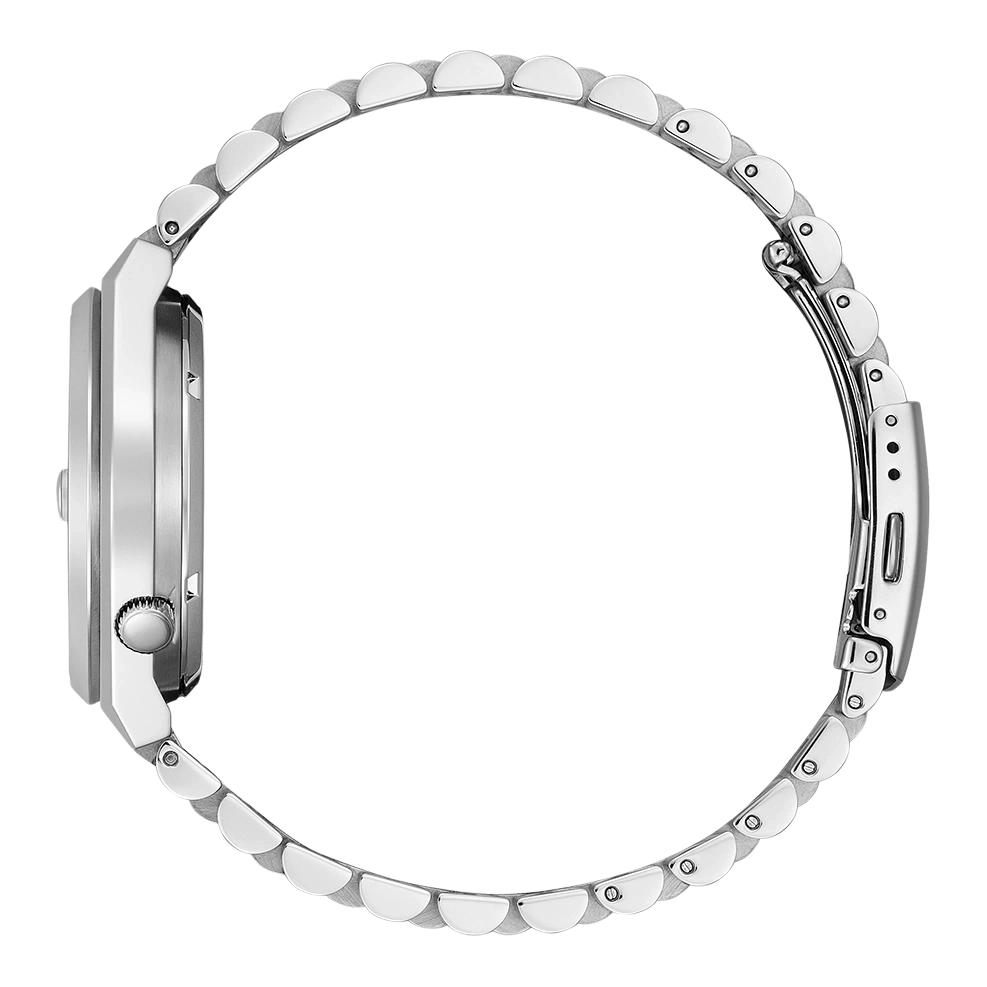 Gros plan sur le côté d'une montre en argent avec un bracelet métallique.