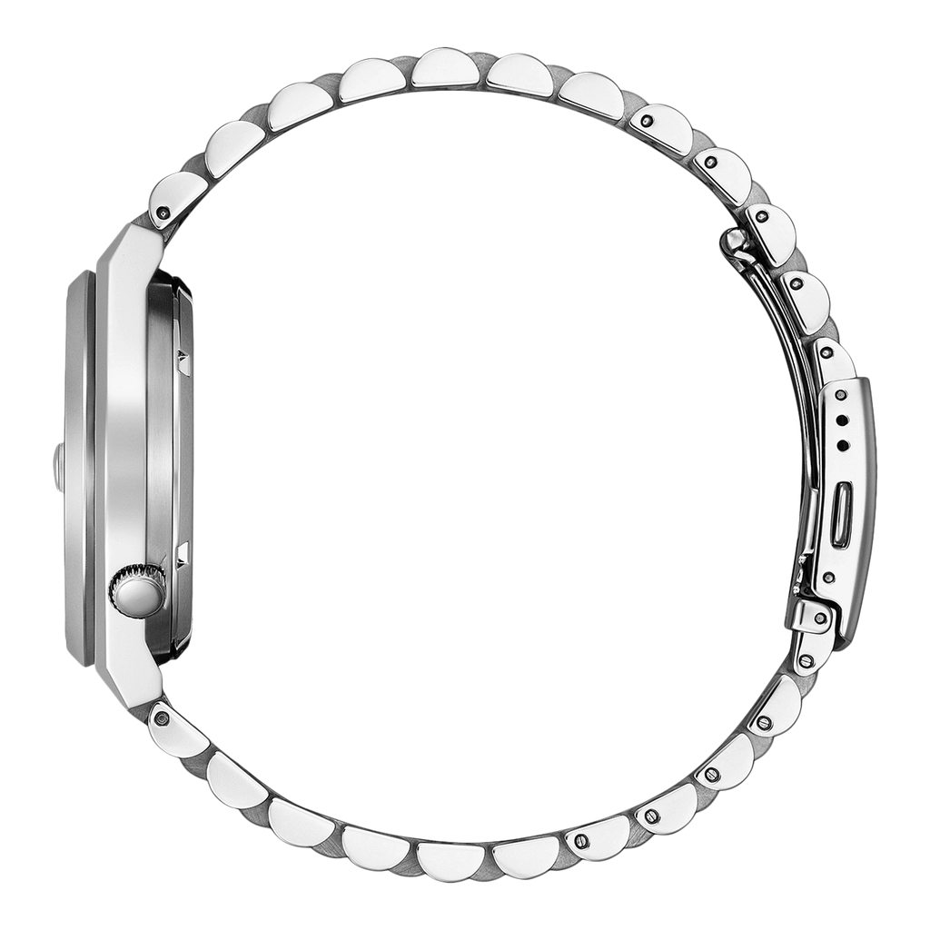 Gros plan d'une montre bracelet en argent sur fond noir