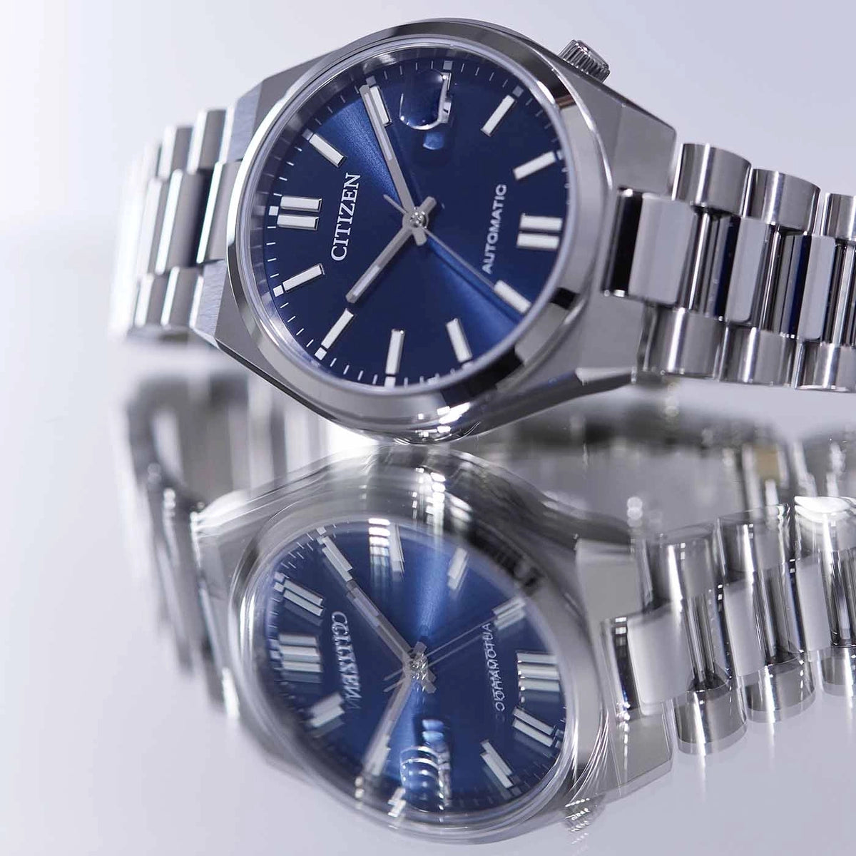 Montre automatique Citizen bleue avec bracelet en argent.