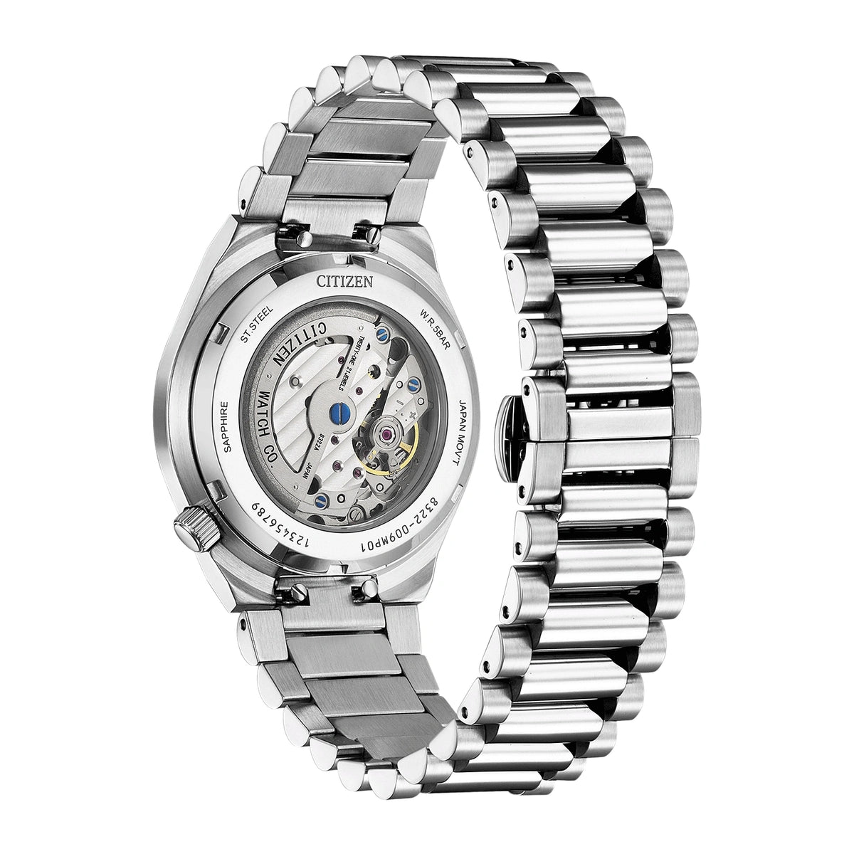 Une montre bracelet en argent avec le dos ouvert montrant le mouvement.