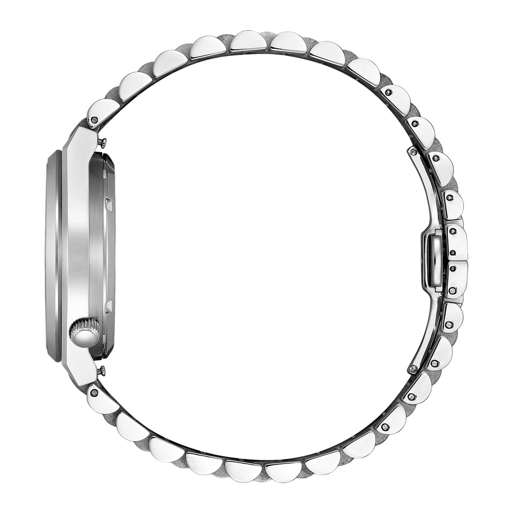 Gros plan d'une montre bracelet en argent sur fond blanc.