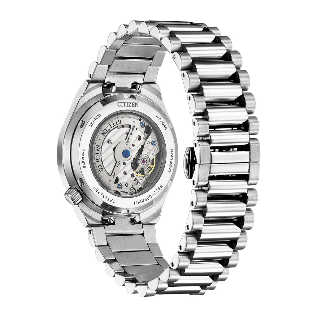 Le dos d'une montre citizen avec un mouvement apparent et un bracelet en acier.