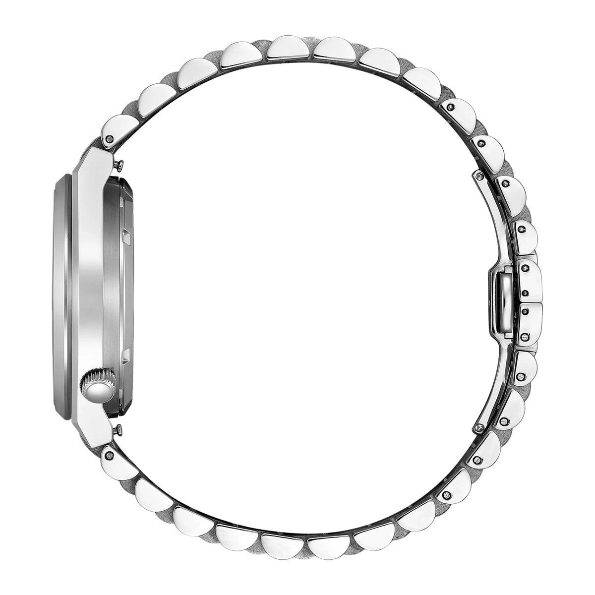 Gros plan d'une montre bracelet en argent sur fond blanc.